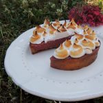 Tartelettes meringuées groseille cardamome ~ Redcurrant & cardamom meringue pies