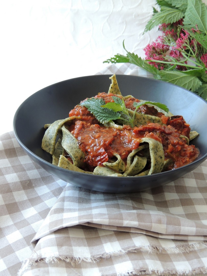 Pâtes fraîches aux orties sauce tomate à la sicilienne ~ Home made nettle pasta & tomato sauce Sicilan style
